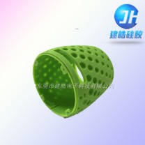 仿生草莓造型便攜式藍牙音響硅膠護套